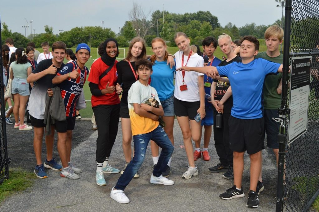 Groupe d’étudiants de différentes nationalités au camp d’été Pilgrim