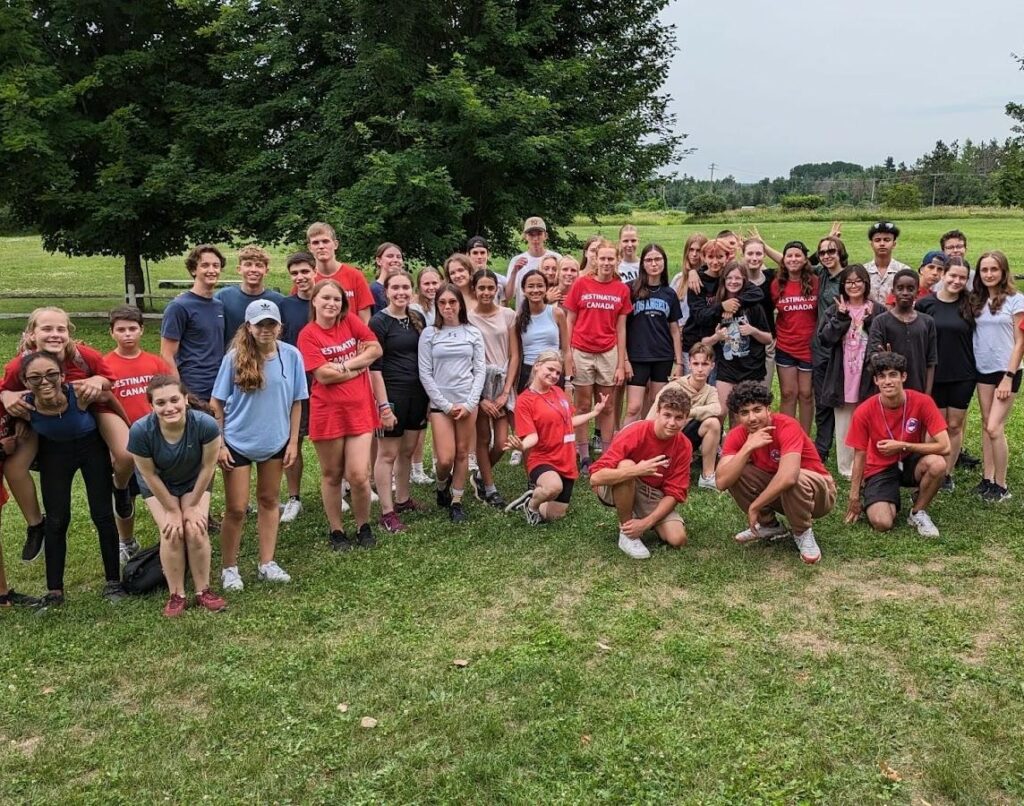 Groupe de jeunes qui suivent des cours d'été pour apprendre l'anglais au Camp Pilgrim