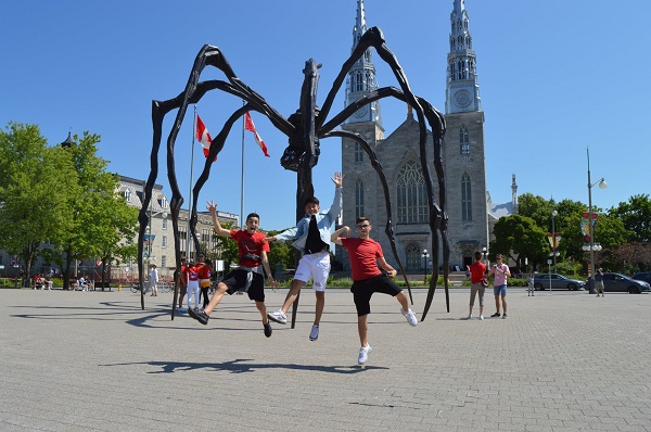 Les campeurs devant Maman, l’iconique araignée géante de la plasticienne Louise Bourgeois!