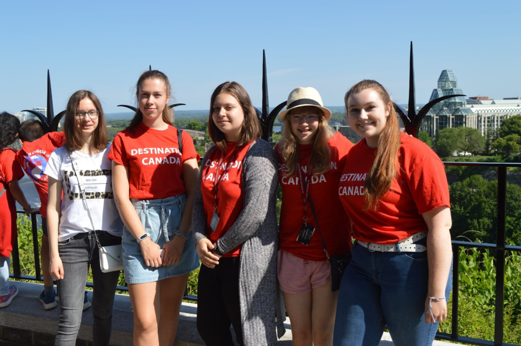 Groupe de nouveaux amis en immersion anglaise dans une photo de groupe.