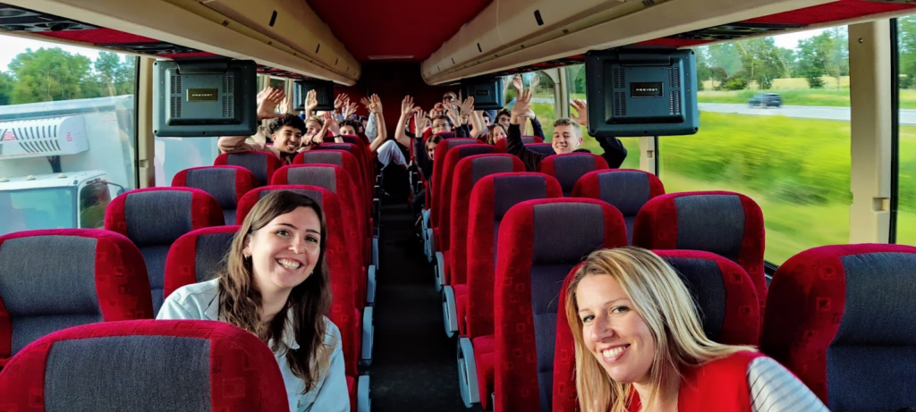 Photo de jeunes dans un autobus en excursion en camp d’été à Ottawa.