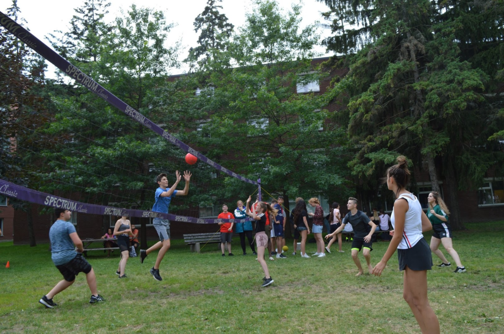 Jeunes jouant au volley-ball en camp linguistique à Ottawa pour ados.