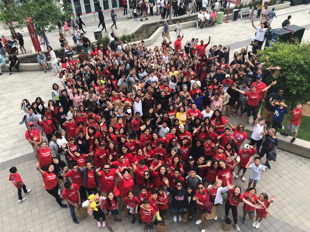 Étudiants en immersion anglaise à Ottawa sur une photo de groupe.