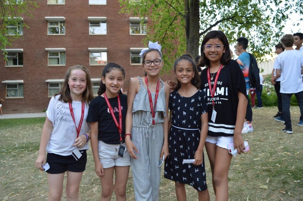 Groupe de cinq jeunes de nationalité différente en camp linguistique à Ottawa.