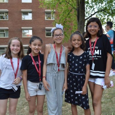 Groupe de cinq jeunes de nationalité différente en camp linguistique à Ottawa.