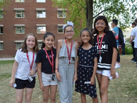 Groupe de cinq jeunes de nationalité différente en camp linguistique à Ottawa.