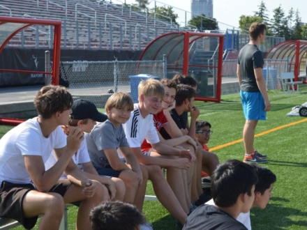 Étudiants lors d’une activité sportive en camp d’été à Ottawa