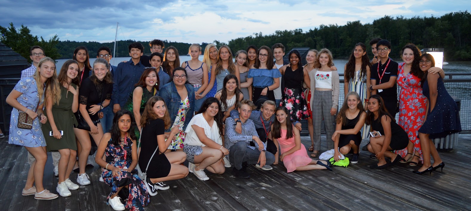 Groupe d’adolescents sur un terrain de basketball en camp linguistique à Ottawa.