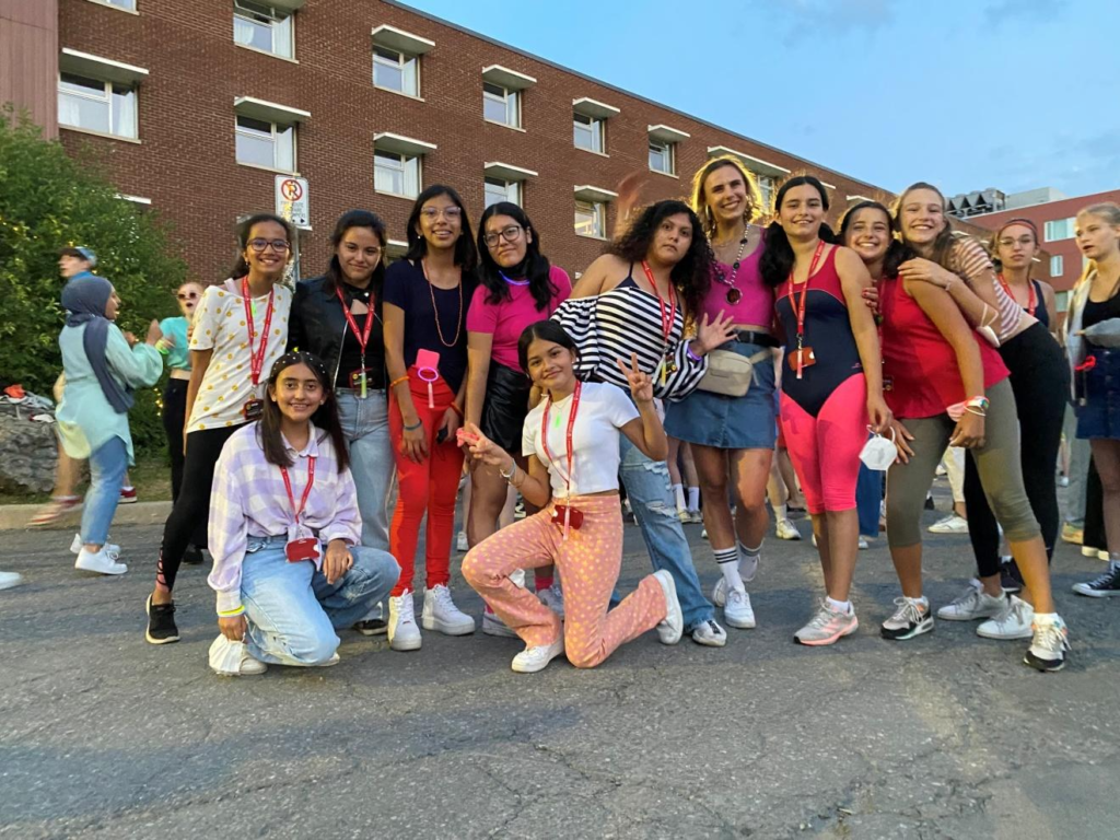 Groupe d’étudiantes devant les dortoirs du camp d’été linguistique à Ottawa.