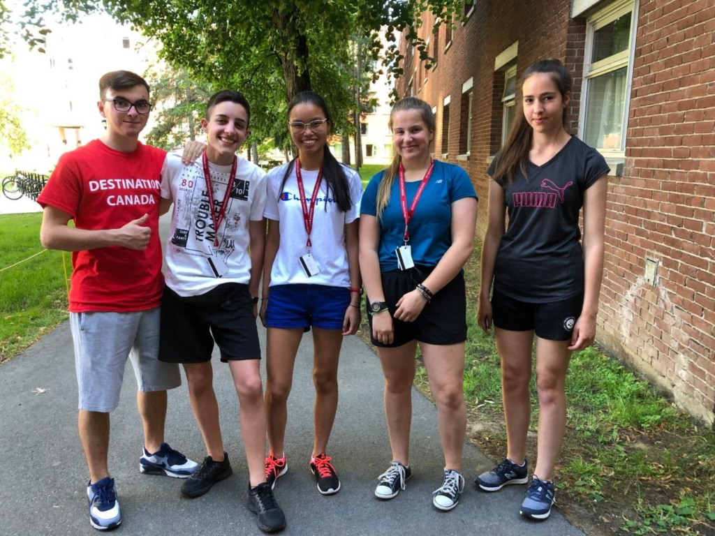 Groupe d’étudiants heureux au campus de l’Université Carleton à Ottawa.