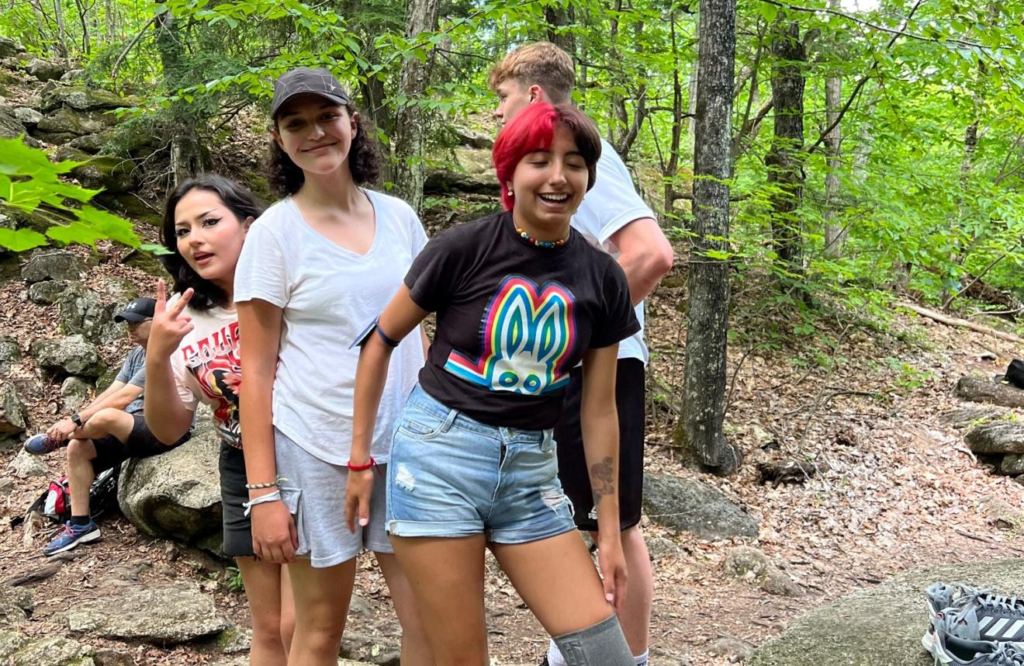 Groupe de jeunes en excursion dans le cadre d’un camp d’été linguistique.