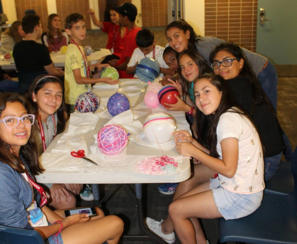 Groupe d’étudiants dans un atelier d’art au camp d’été linguistique Pilgrim à Ottawa.