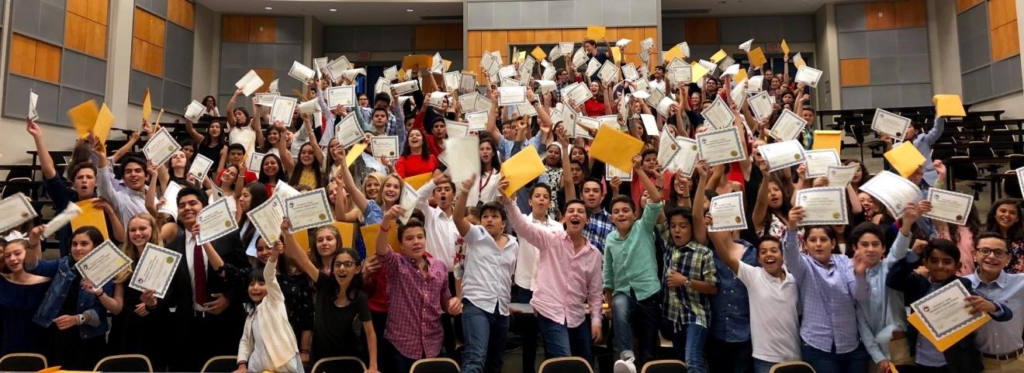 Étudiants au terme de leur cours d’anglais heureux d’obtenir leur diplôme.