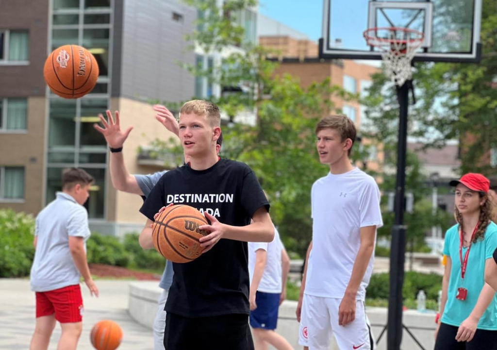 Deux jeunes en camp d’été linguistique à Ottawa jouant au basketball.