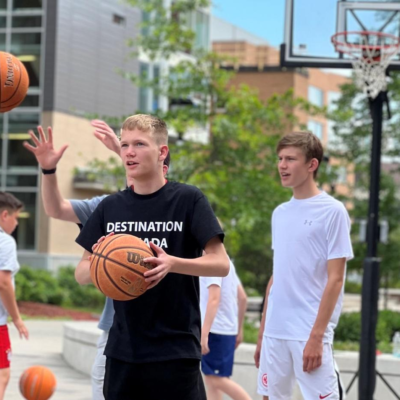 Deux jeunes en camp d’été linguistique à Ottawa jouant au basketball.