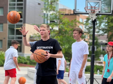 Deux jeunes en camp d’été linguistique à Ottawa jouant au basketball.