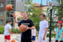 Deux jeunes en camp d’été linguistique à Ottawa jouant au basketball.