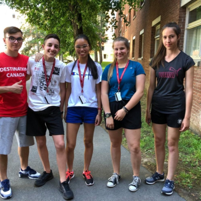 Groupe d’étudiants heureux au campus de l’Université Carleton à Ottawa.