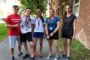 Groupe d’étudiants heureux au campus de l’Université Carleton à Ottawa.