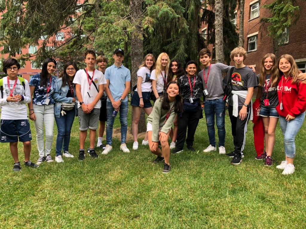 Groupe d’étudiants heureux au campus du camp linguistique Pilgrim. 