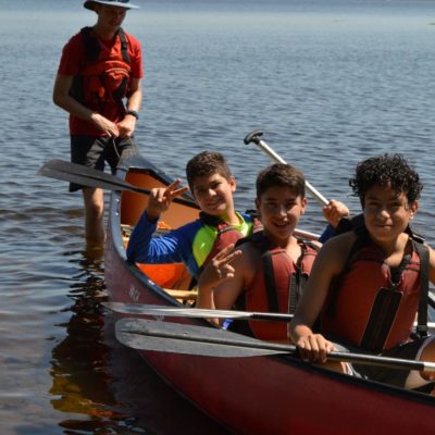 Étudiants en excursion partant faire du kanoé en immersion anglaise à Ottawa