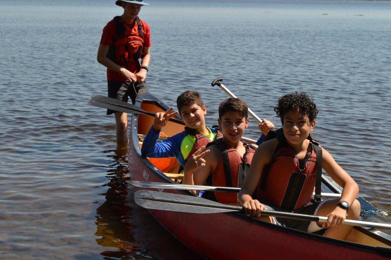 Étudiants en excursion partant faire du kanoé en immersion anglaise à Ottawa