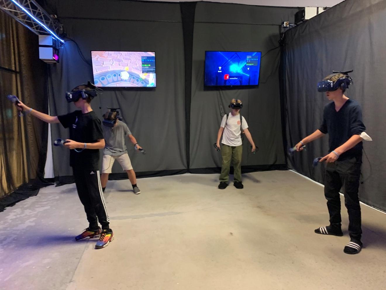Étudiants en excursion dans un centre de loisir jouant à un jeu de réalité vistuelle à Ottawa