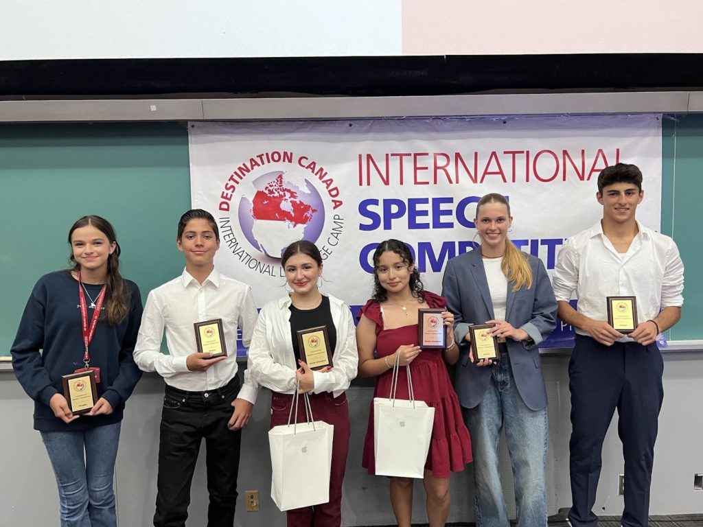 Groupe d’étudiants qui ont gagné des prix pour leur speech