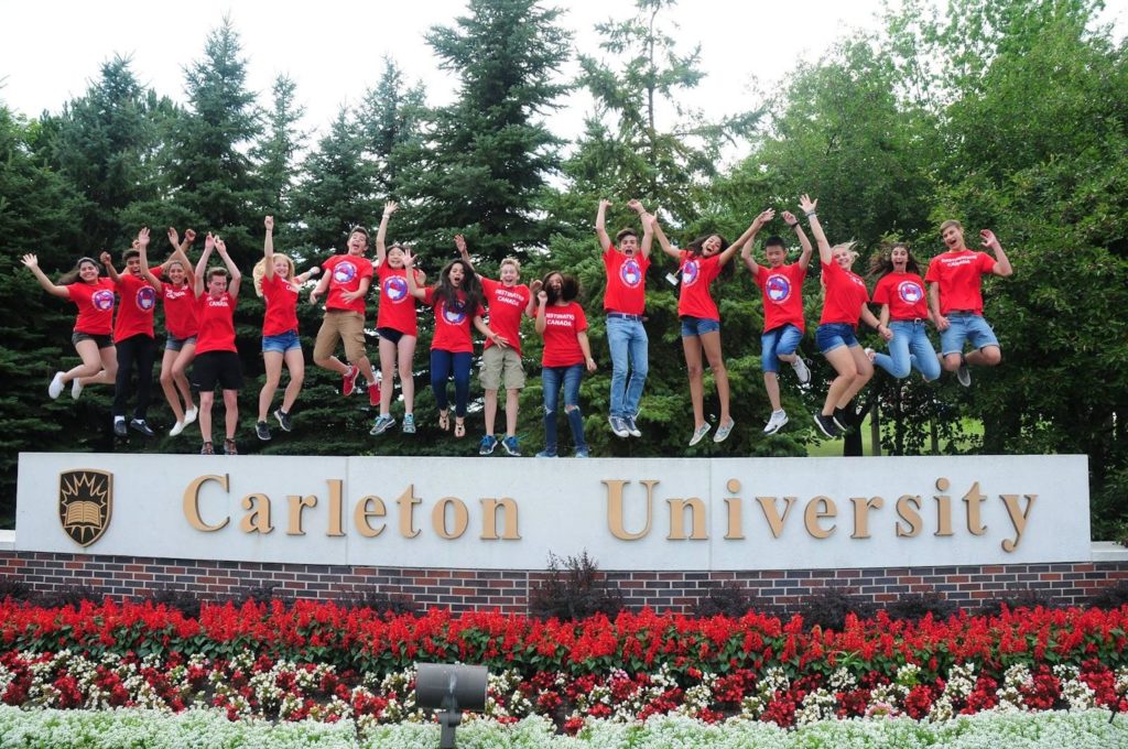Groupe d’étudiants qui s’amusent dans le campus de l’Université Carleton