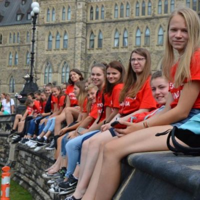 Groupe d’étudiants qui s’amusent dans une visite au camp d’été Pilgrim