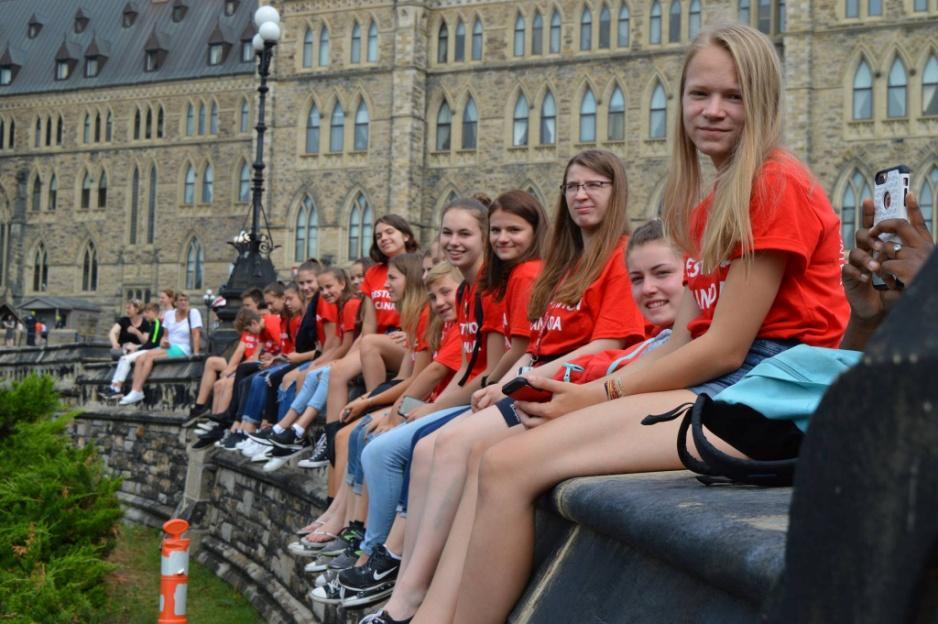 Groupe d’étudiants qui s’amusent dans une visite au camp d’été Pilgrim