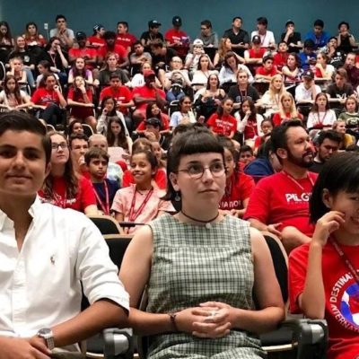 Groupe d’étudiants qui assiste à la journée d’orientation au camp d’été Pilgrim.