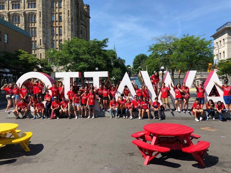 Étudiants visitant un des coins emblématiques d’Ottawa