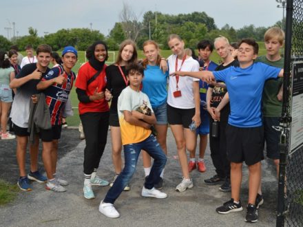 Groupe d’étudiants de différentes nationalités au camp d’été Pilgrim