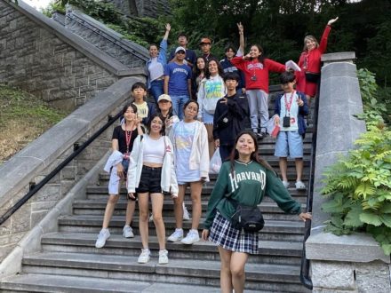 Groupe d’étudiants qui assiste à une visite guidée au camp d’été Pilgrim.