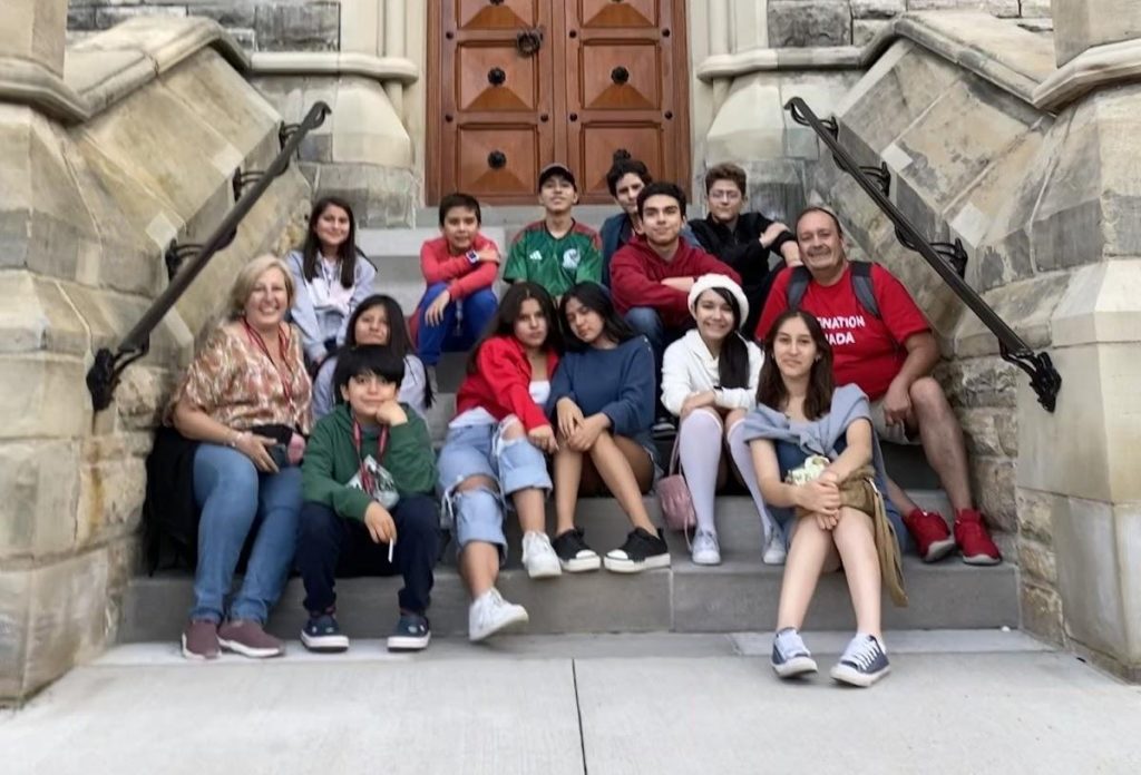 Groupe d’étudiants en visite culturelle au camp d’été Pilgrim. - comment progresser en anglais