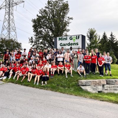 Groupe d’étudiants qui assiste à une visite guidée au camp d’été Pilgrim