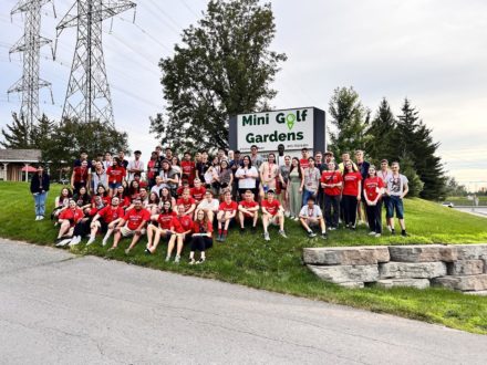 Groupe d’étudiants qui assiste à une visite guidée au camp d’été Pilgrim