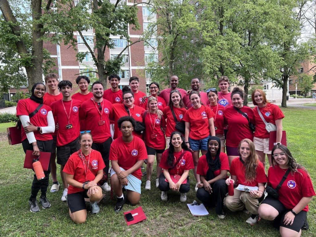 Groupe d’étudiants qui s’amusent ensemble au camp d’été Pilgrim - comment progresser en anglais