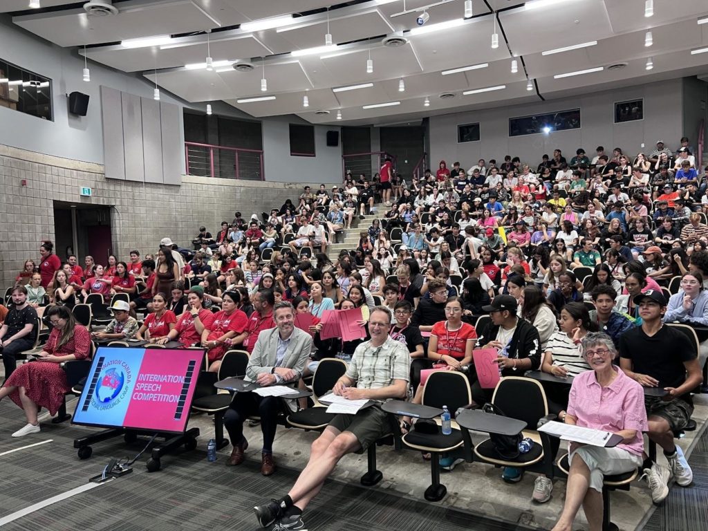 Étudiants dans l’amphithéâtre pour le concours de discours en anglais - comment progresser en anglais