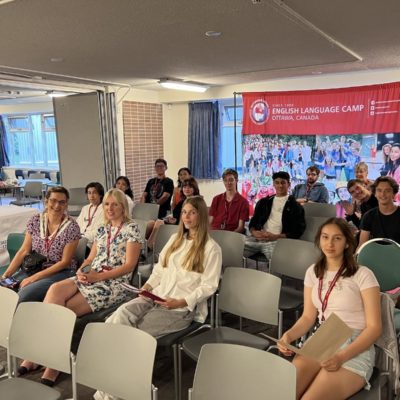 Participants du camp d’été qui travaillent sur l’amélioration en anglais