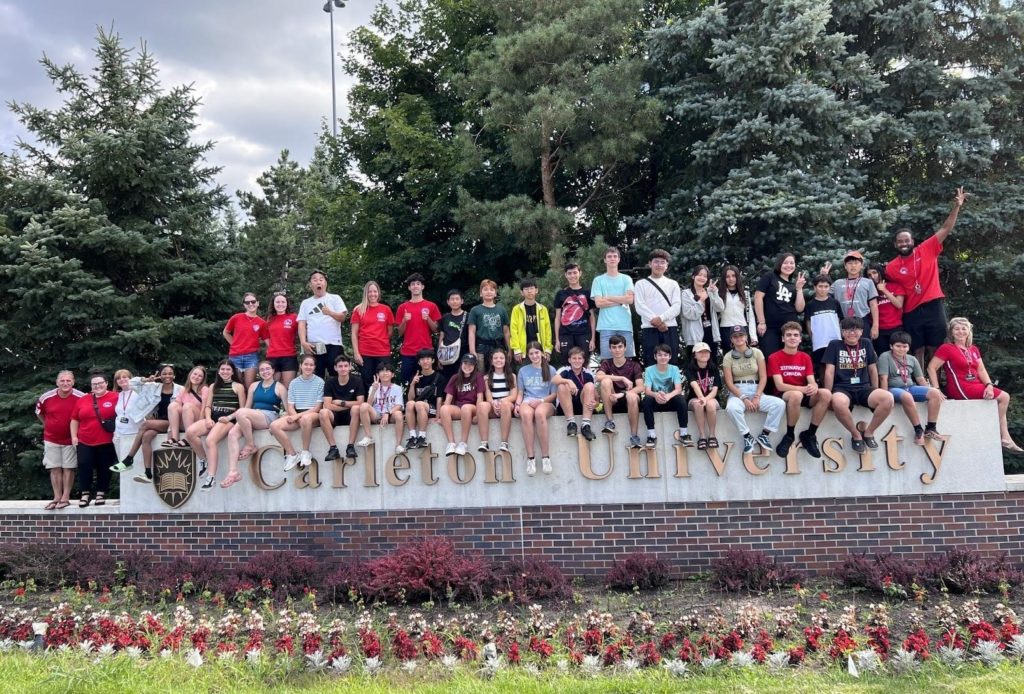 Participants du camp d’été qui profitent programme d'anglais pour ado