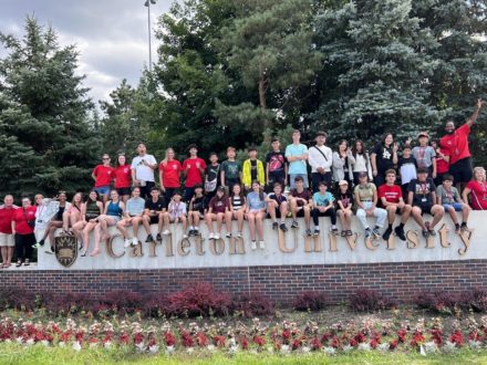 Participants du camp d’été qui profitent programme d'anglais pour ado