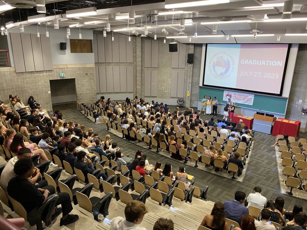 Groupe d’étudiants qui s’amusent dans le campus.