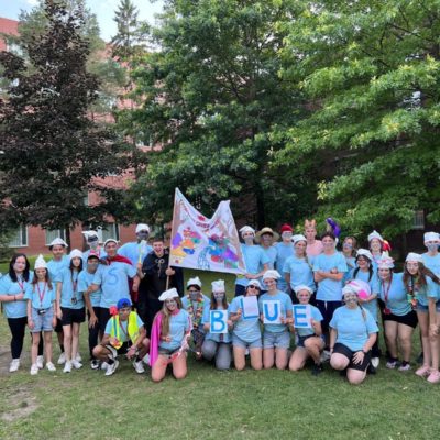 Participants du camp d’immersion anglaise qui s’amusent aux jeux olympiques