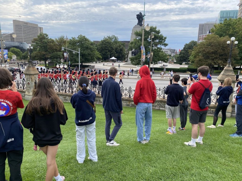 Participants du camp d’été anglais qui s’amusent dans un spectacle en ville.