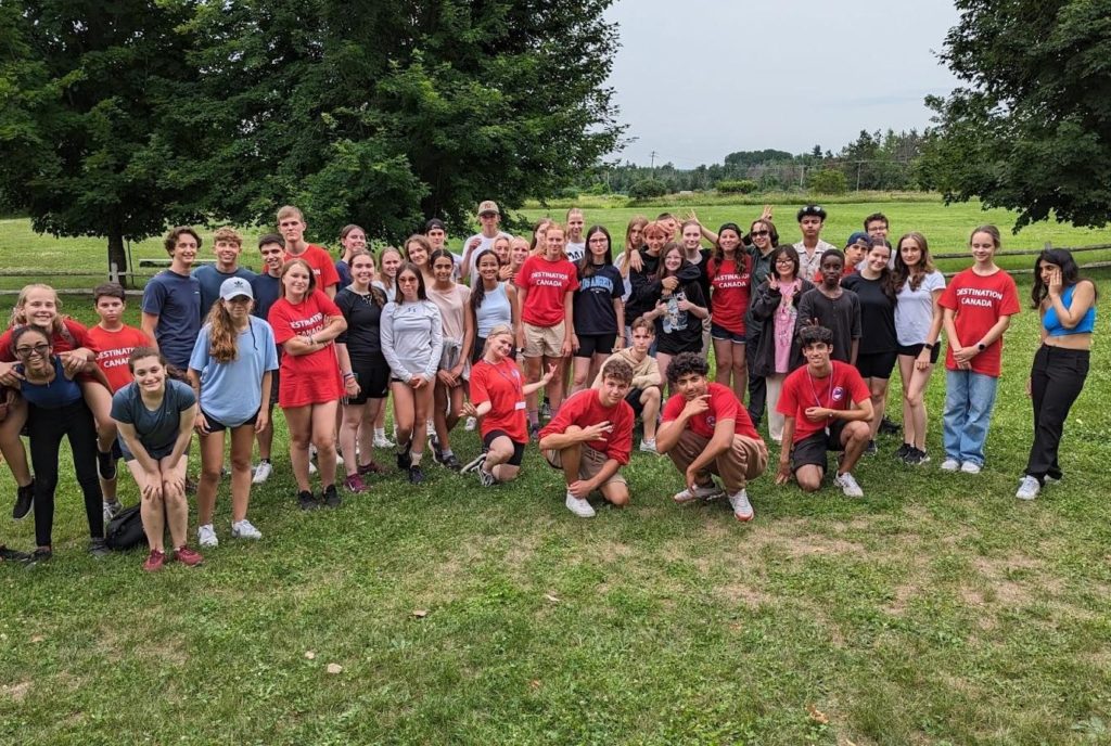 Participants du camp d’été anglais qui s’amusent dans un parc naturel en apprenant l’anglais à Ottawa.