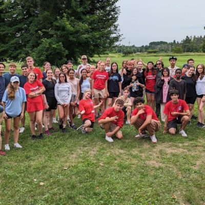 Participants du camp d’été anglais qui s’amusent dans un parc naturel en apprenant l’anglais à Ottawa.