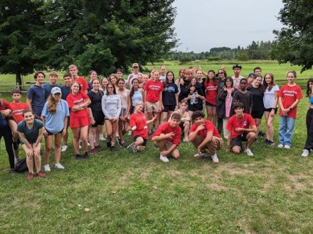 Participants du camp d’été anglais qui s’amusent dans un parc naturel en apprenant l’anglais à Ottawa.