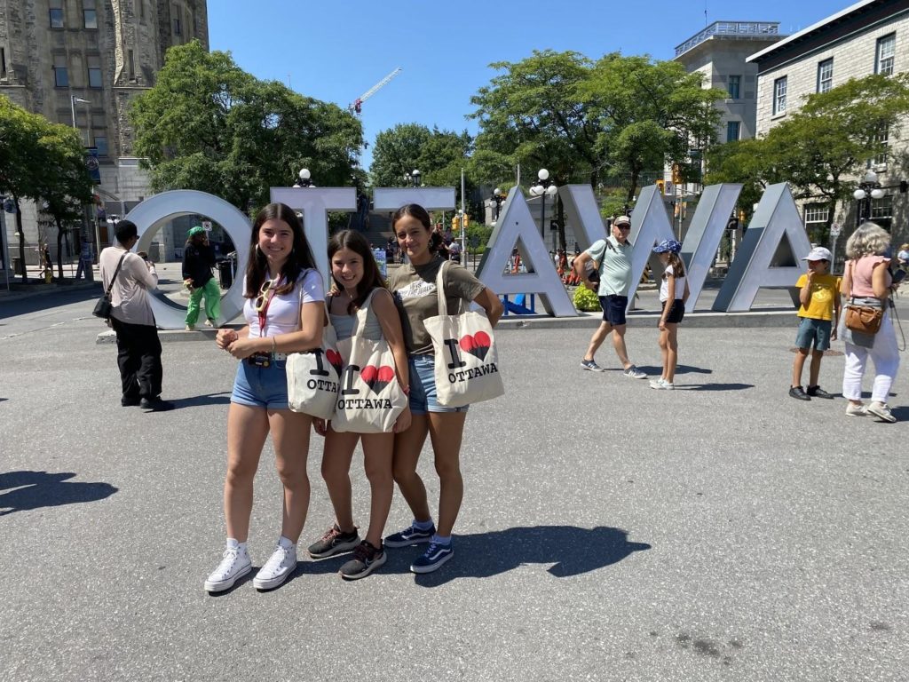 Groupe d’étudiants qui participent à une visite guidée à Ottawa lors d’un camp d'été anglais.